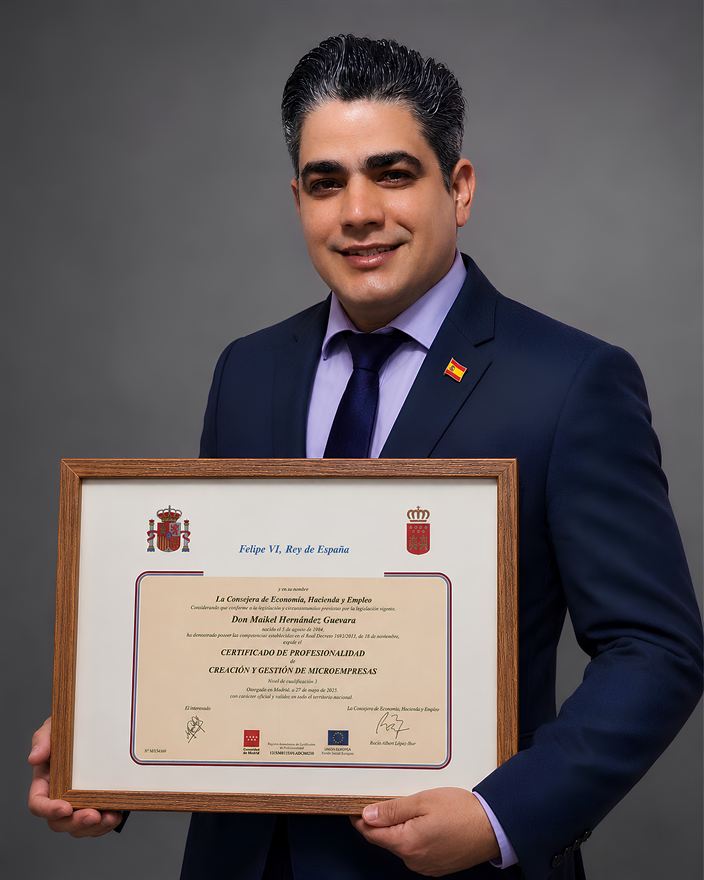 Lic. Maikel Hernández Guevara sosteniendo su Certificado de Profesionalidad en Creación y Gestión de Microempresas